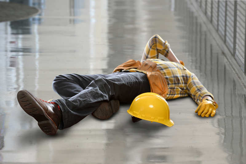 工人摔倒在地上