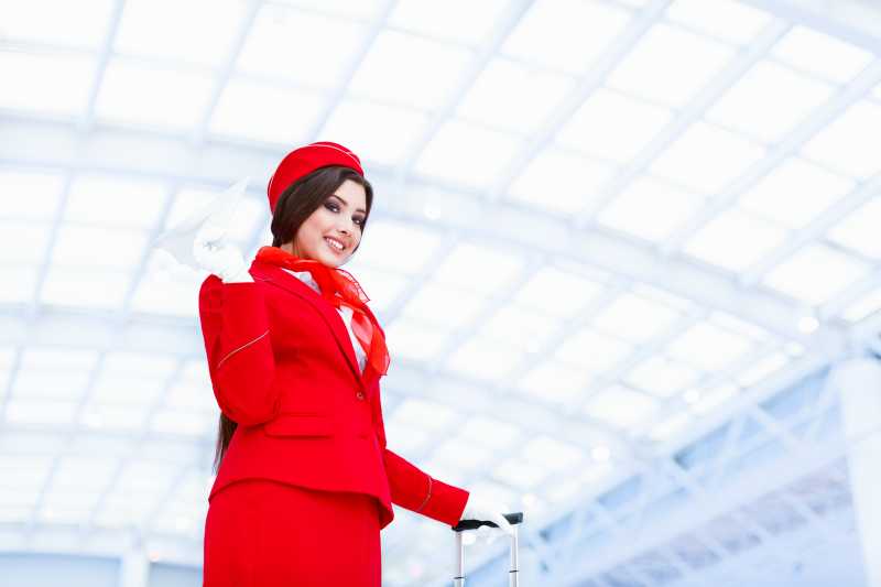 穿着红色套装的美丽空姐