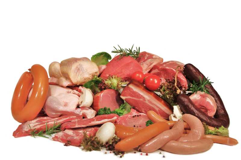 白色背景下的一堆不同形状的生肉食材和蔬菜