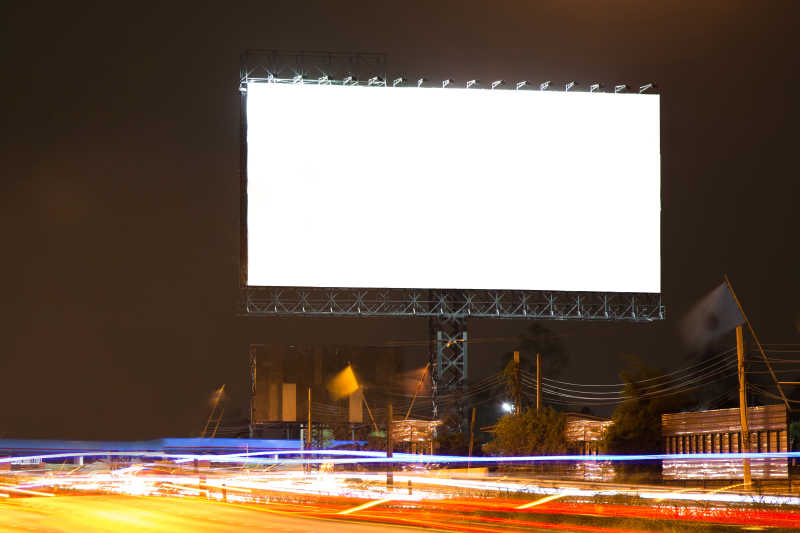 夜晚公路旁的巨型空白广告牌