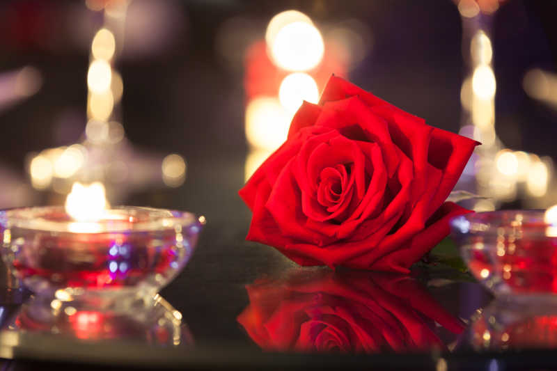 浪漫餐桌上的蜡烛和玫瑰花