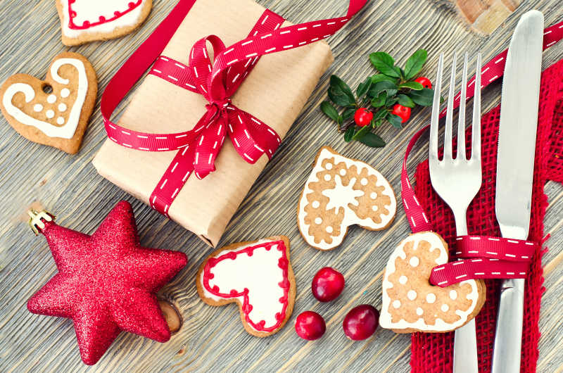 桌子上的饼干和圣诞装饰物