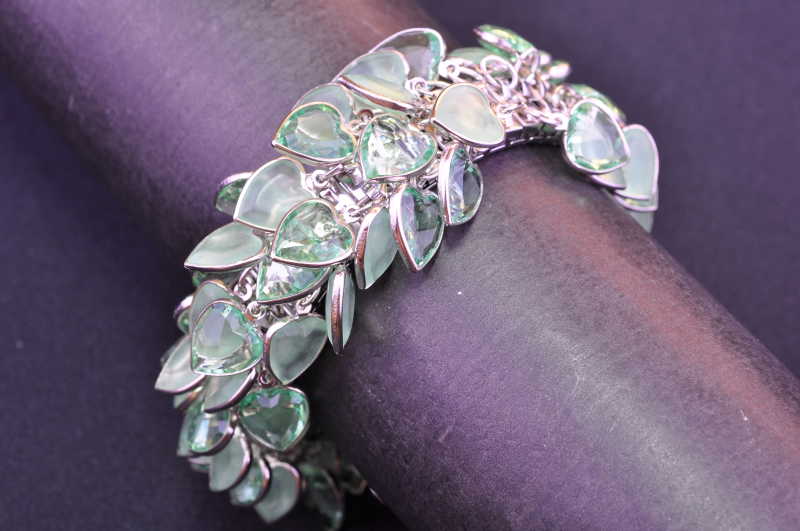 美丽的浅绿色宝石做的银手镯