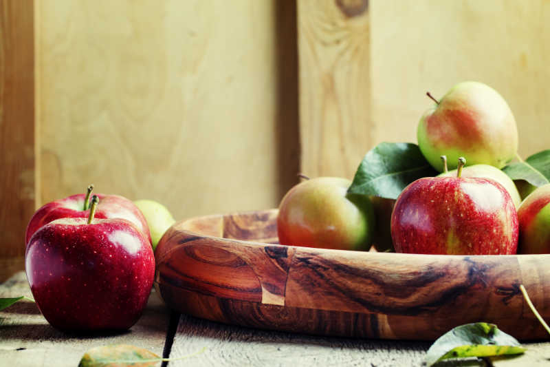 在一个古老的木制碗中的新鲜苹果