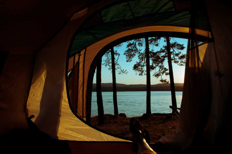 自然旅游帐篷外的蓝色大海风景