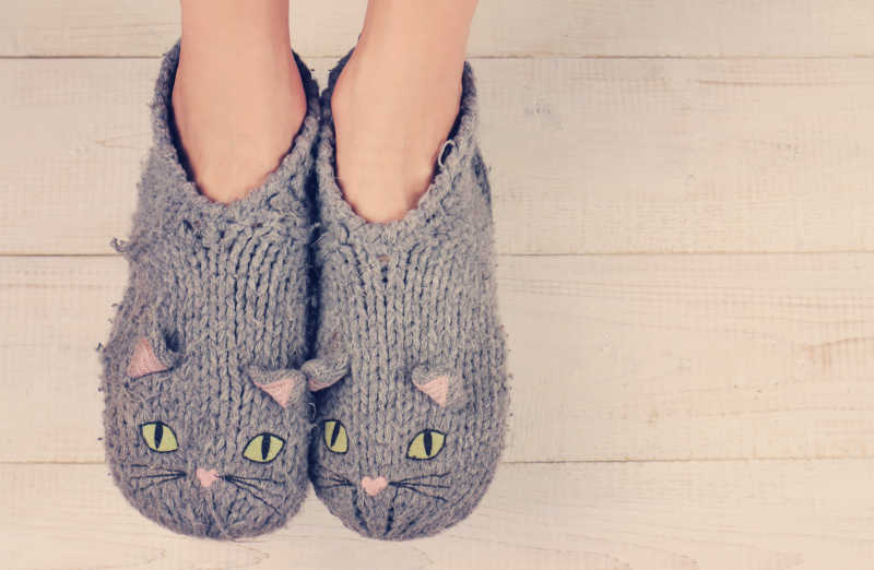 女子脚上穿着舒适温暖的羊毛袜