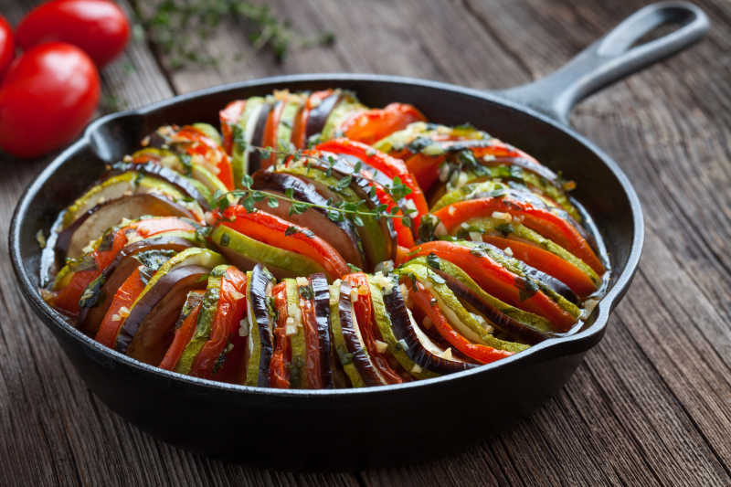 传统自制蔬菜炖菜在铸铁煎锅中烘焙