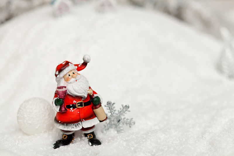 站在雪地中的圣诞老人