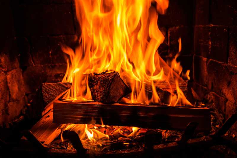 在一个老式砖壁炉里烧木头