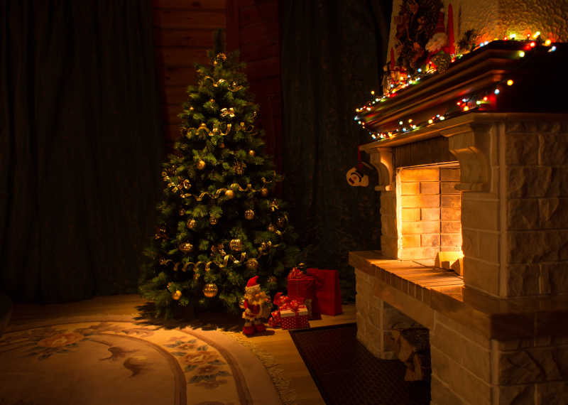 客厅里的壁炉和装饰圣诞树