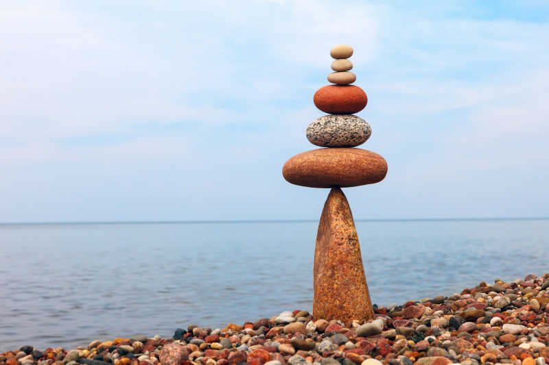 海边堆叠的石头的和谐与平衡的概念