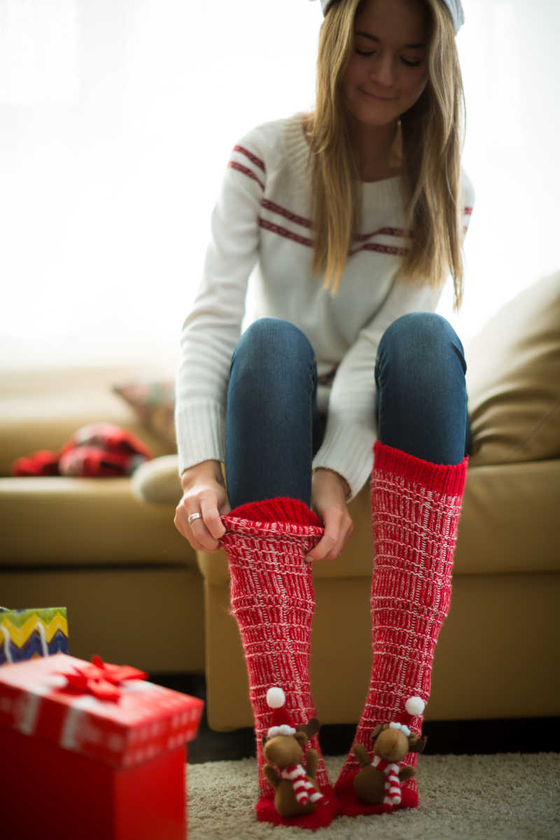 正在穿红色圣诞袜的小女孩