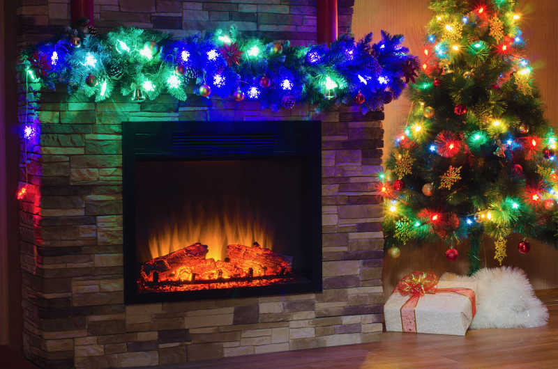 电壁炉与有彩灯装饰的圣诞树