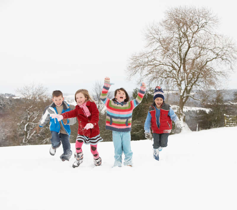在雪地里玩耍的四位孩子