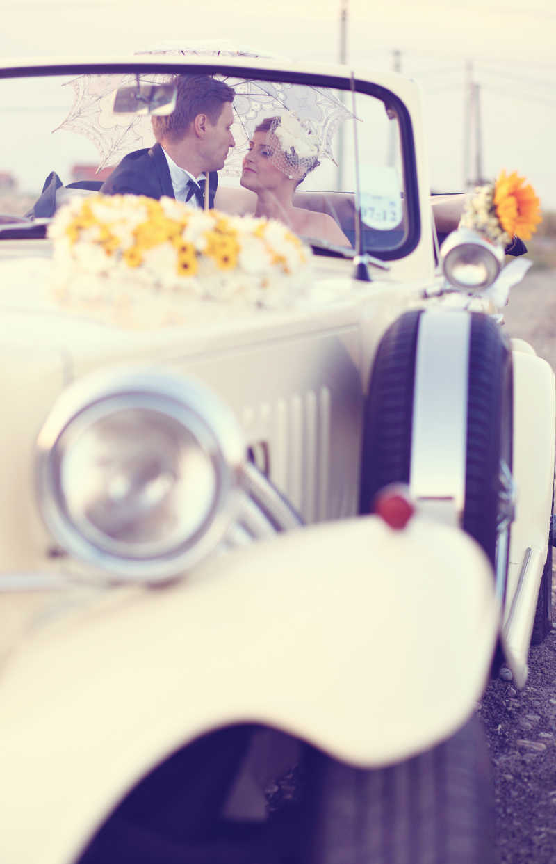 白色汽车里的美丽新婚夫妻