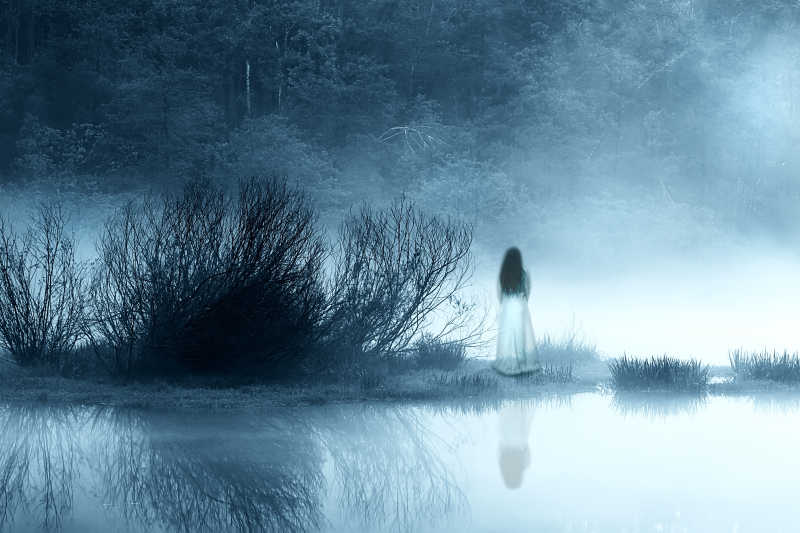 河边薄雾里的女鬼