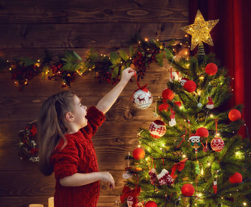 女孩正在装饰圣诞树