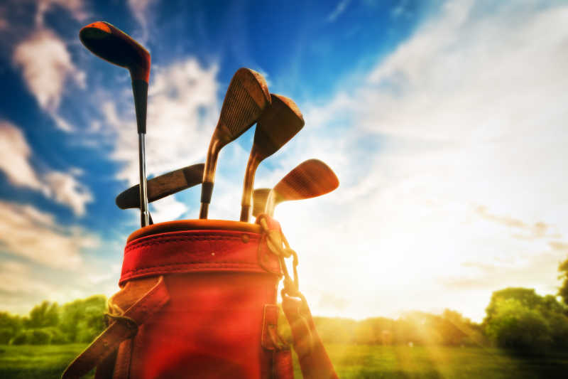 日落时放在行李里的职业高尔夫球杆