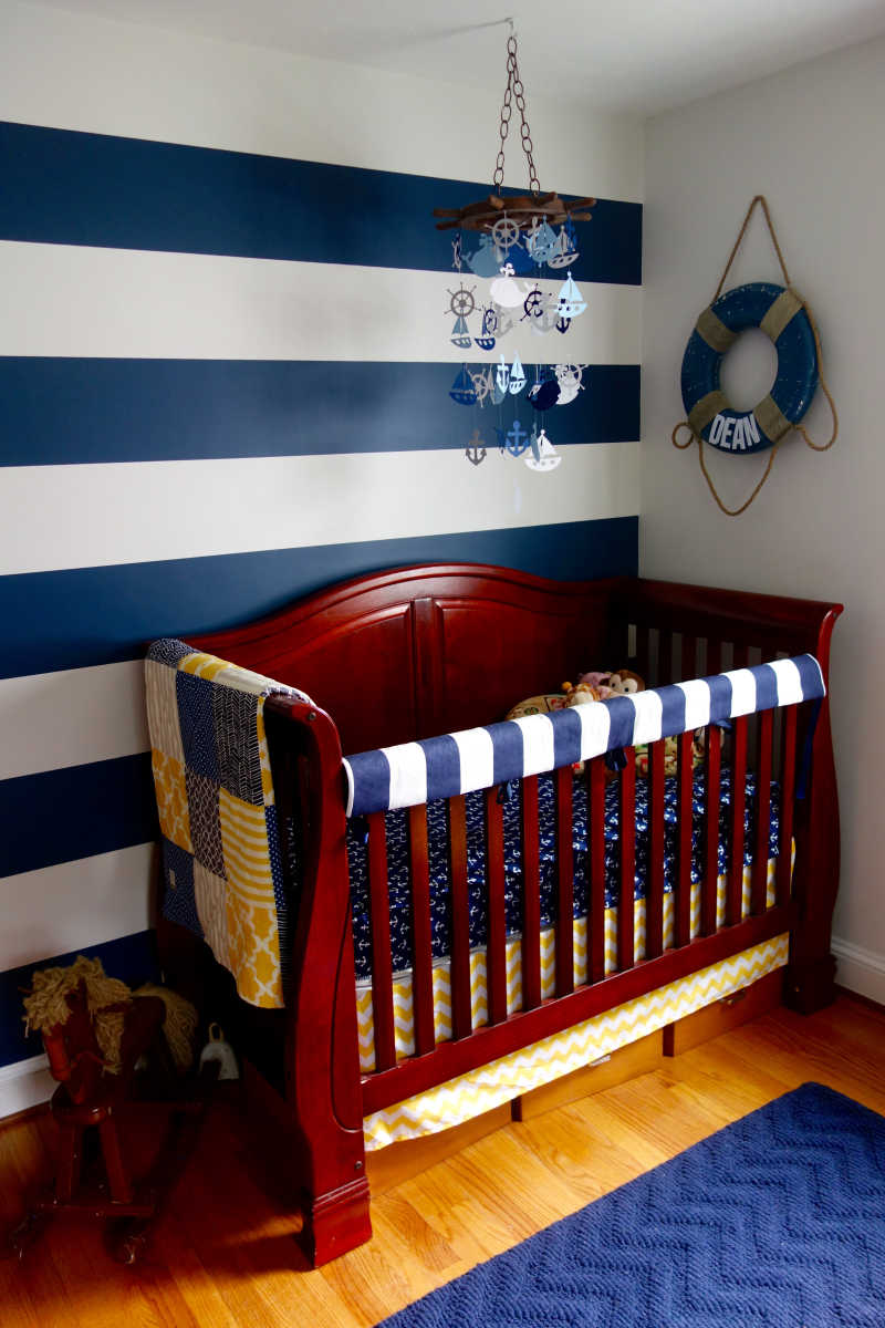 儿童卧室里的可爱的木质摇床