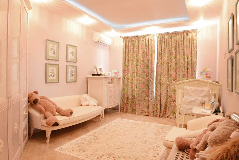 暖色灯光下的温馨的儿童卧室