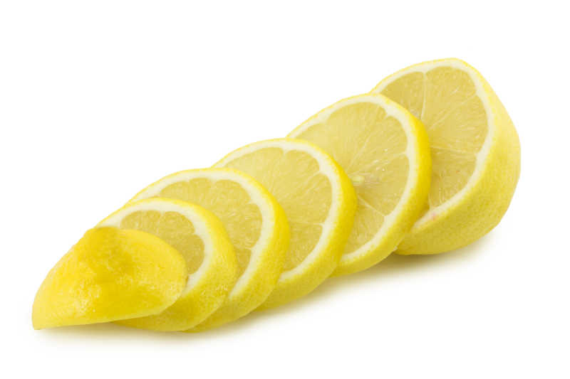 白色背景上的多汁柠檬