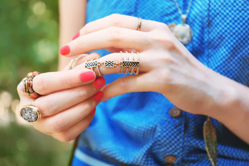 戴着漂亮戒指的女性的手