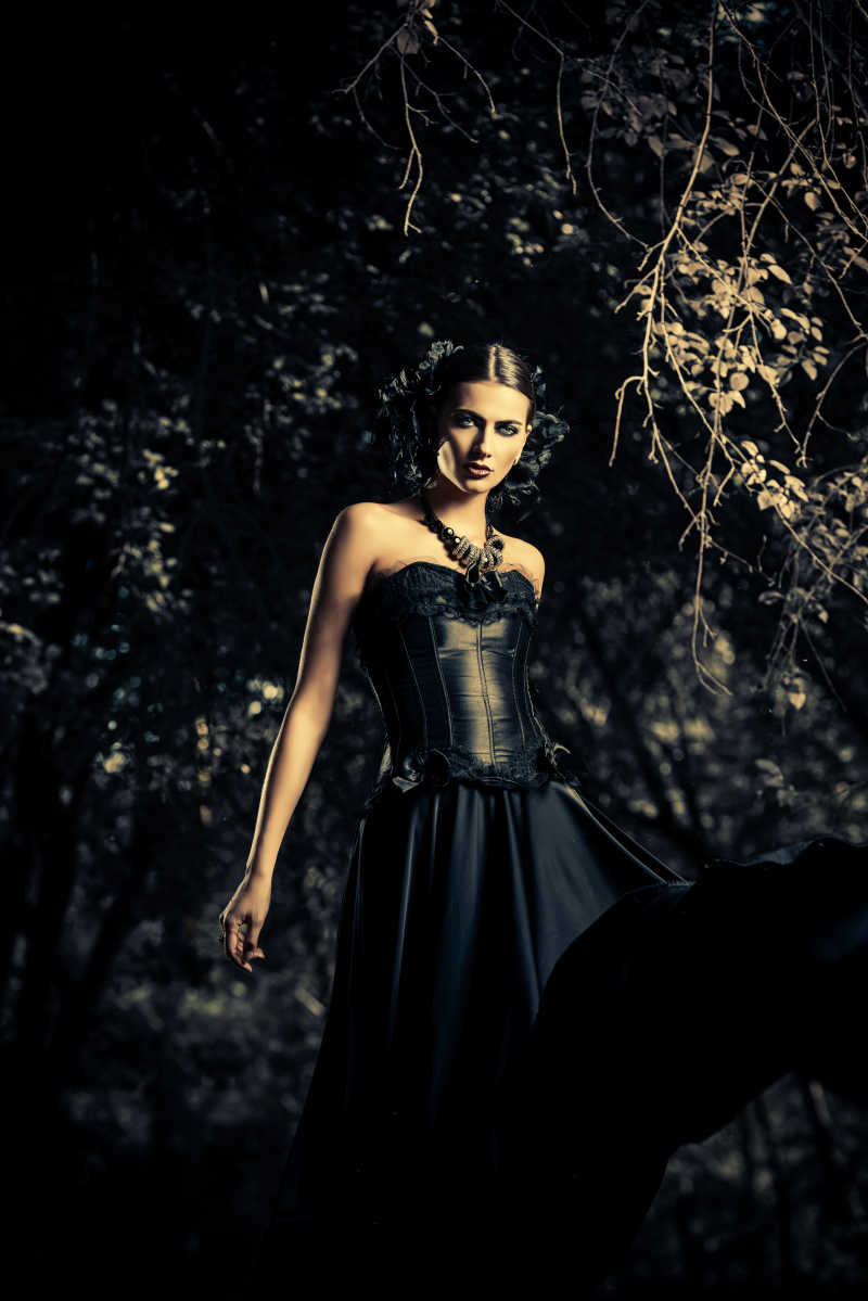 穿着一件黑色的长裙的美丽女巫