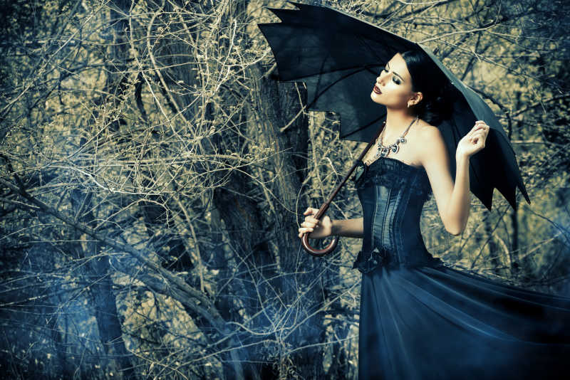 中世纪夫人在森林打着黑色的伞