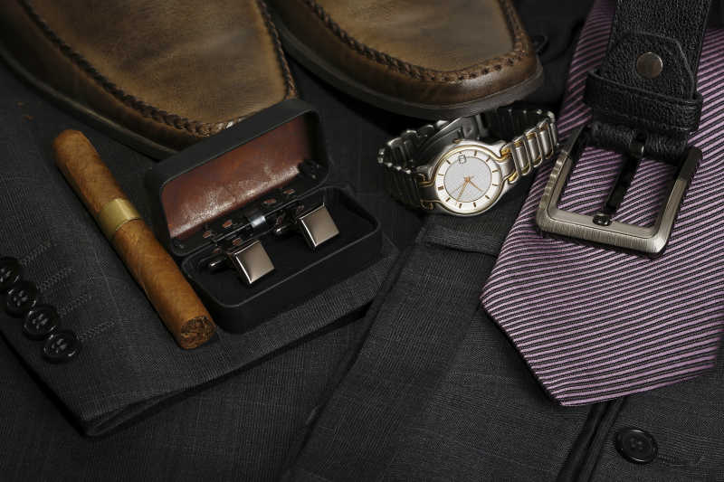 男士西装皮鞋袖扣领带皮带手表和雪茄