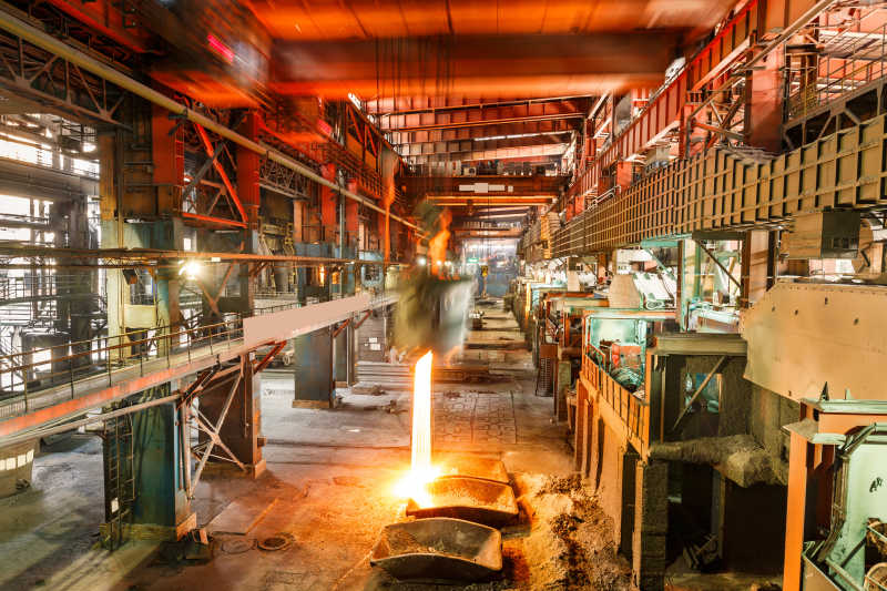 米尔斯冶炼厂金属冶炼厂车间里设备工作场景