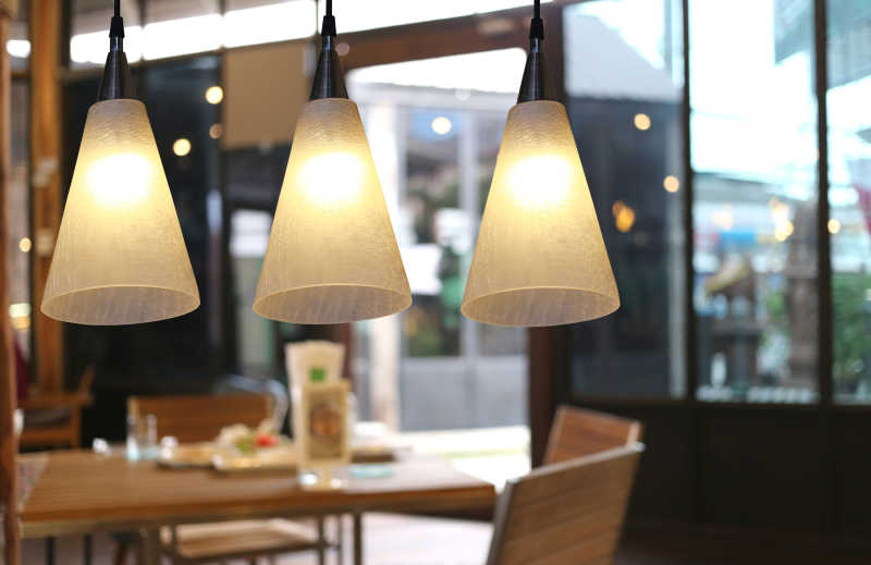 现代咖啡馆的吊灯