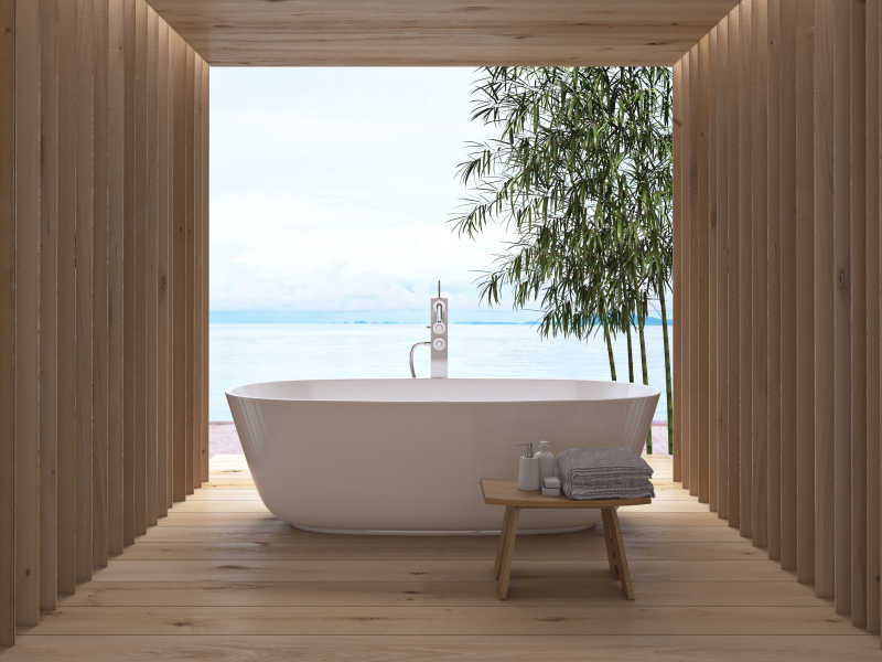 海滩旁边的现代现代豪华白色浴缸