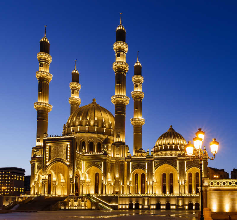 傍晚的灯火通明的清真寺
