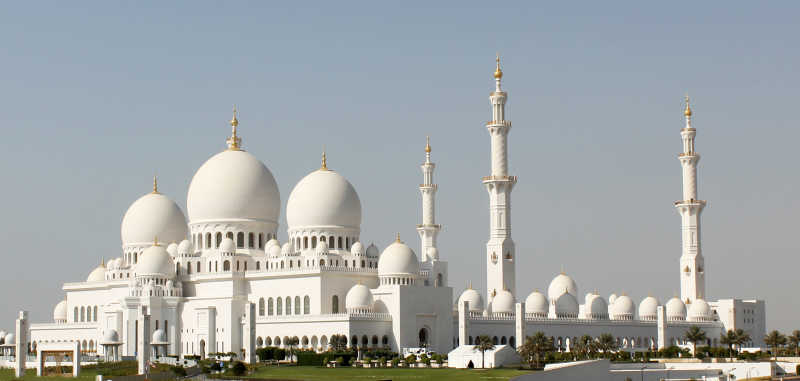 白色的清真寺建筑