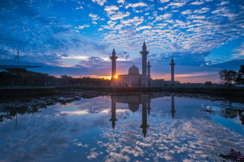 日出背景下的清真寺和重叠的云层