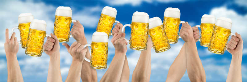 天空下一群举着啤酒的手