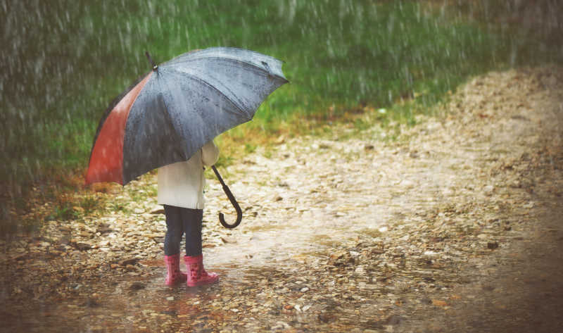 雨中撑着伞的小孩子