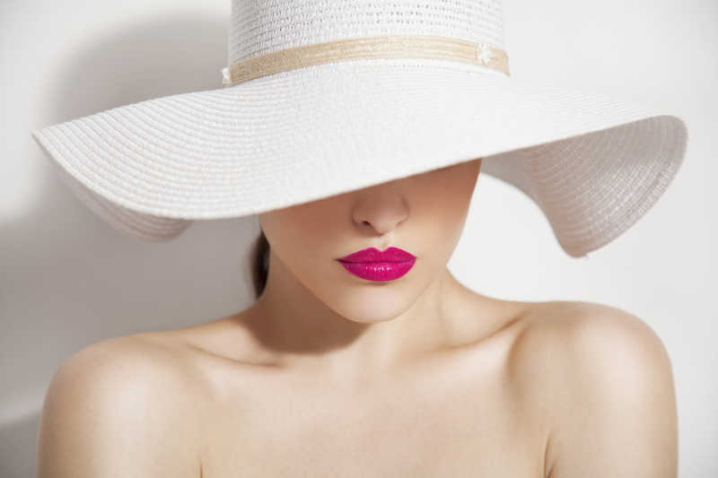 时尚美女带着白色帽子
