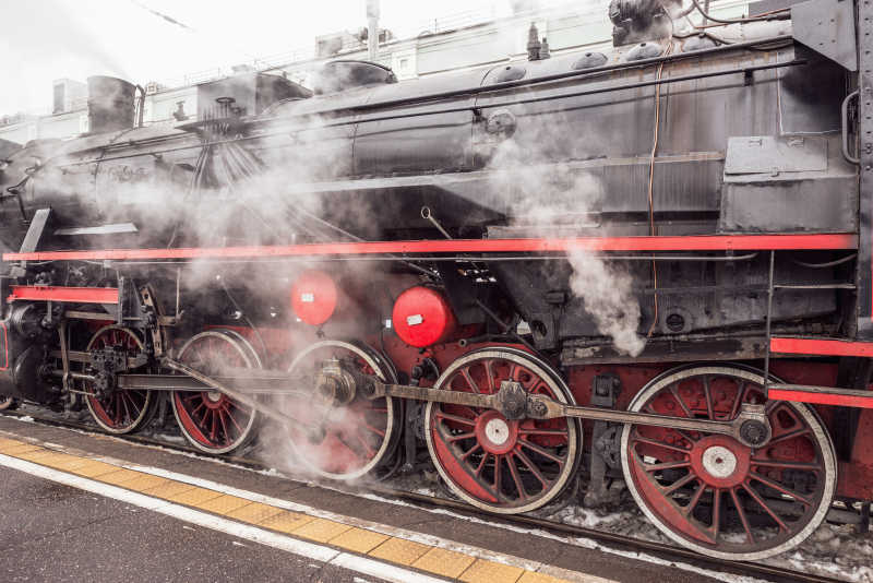 站台上的复式蒸汽火车