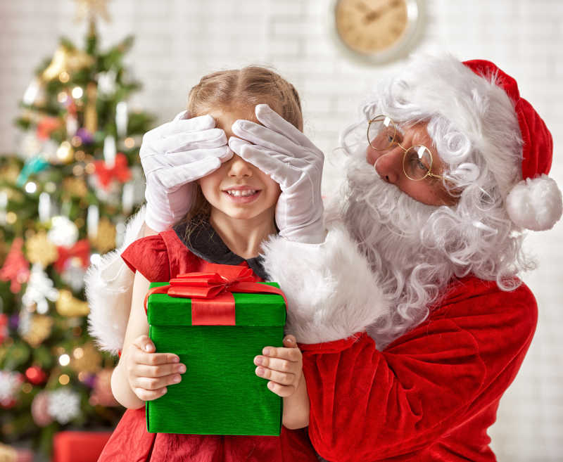 给小女孩送惊喜的圣诞老人
