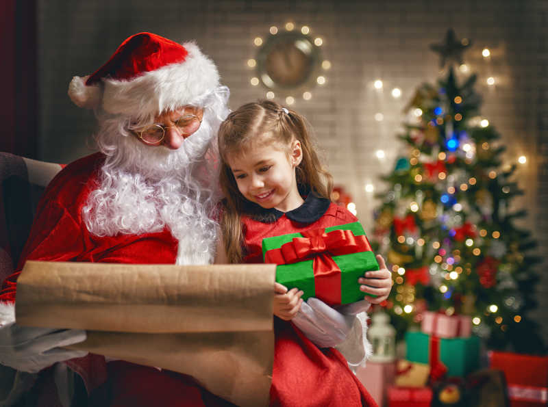 圣诞老人和可爱的小女孩