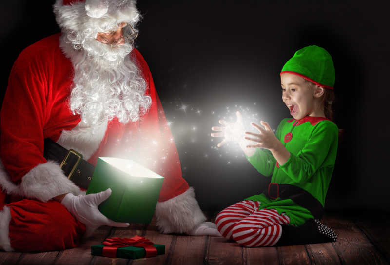 圣诞老人和小女孩一起变魔法