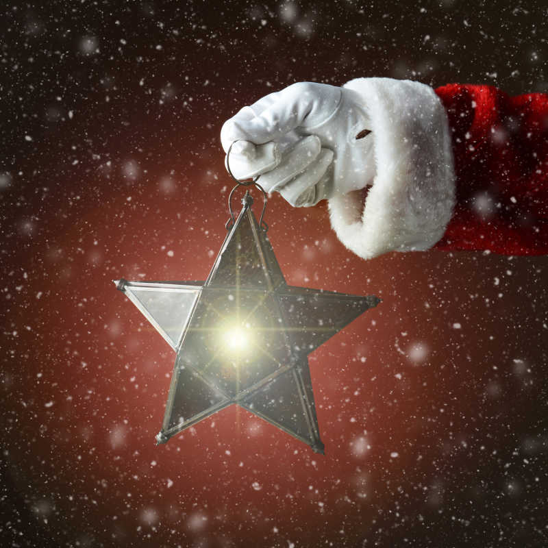 圣诞老人手拿一个星形灯笼
