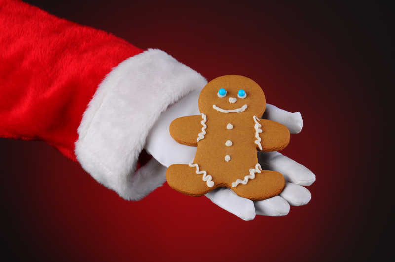 圣诞老人手里拿着姜饼人饼干