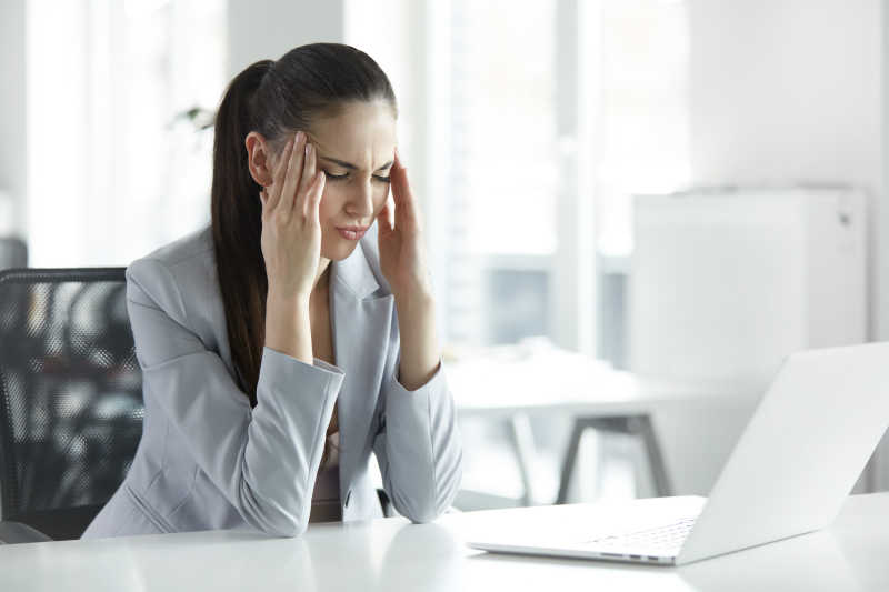 头痛和工作压力的年轻女性
