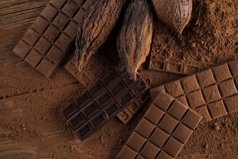 木桌上散落的巧克力和可可粉