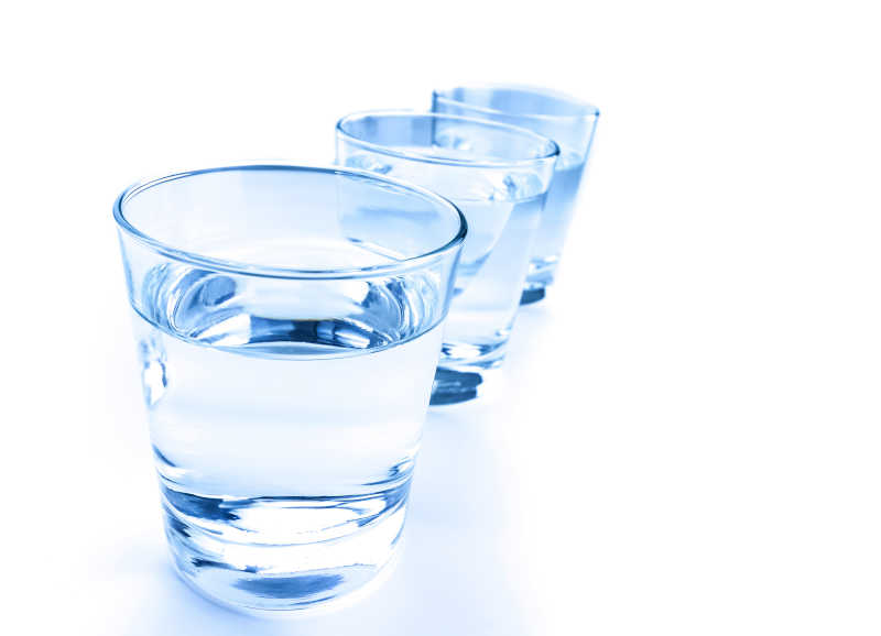 透明杯子里的饮用水