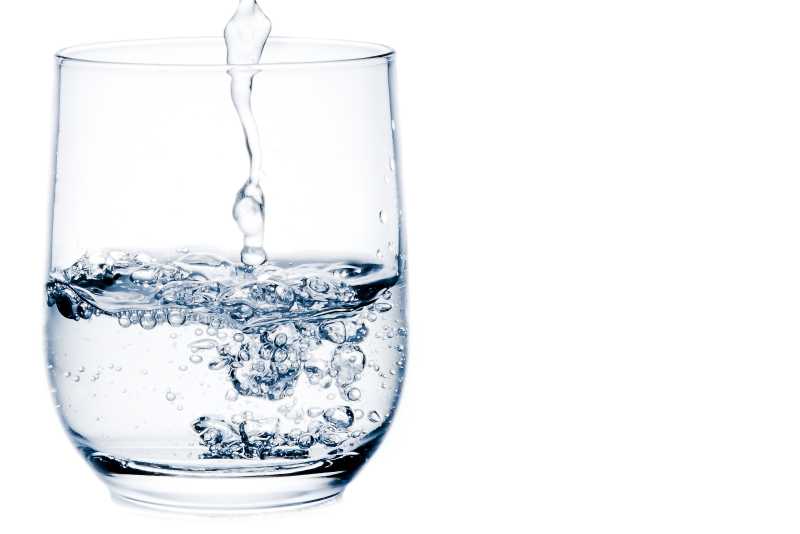 透明玻璃水杯泛起的气泡