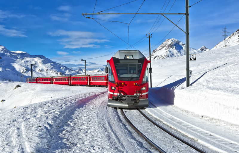 在雪地上行驶的红色火车