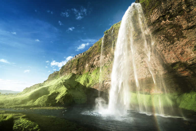 冰岛夕阳西下的美丽瀑布